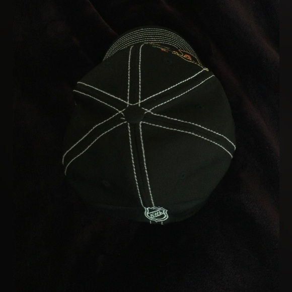 Reebok NHL Chicago Blackhawks Center Ice 2013 Cap - Picture 2 of 10